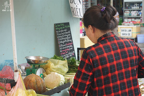 Cô bán rau “chảnh” nhất Sài Gòn, khiến cộng đồng mạng nổi sóng