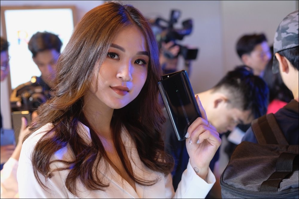 Oppo ra mắt Reno tại Việt Nam, màn hình toàn cảnh panoramic, camera vây cá mập, zoom 10x