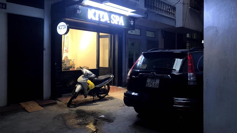 Đỗ xe kiểu “bố đời” trong ngõ, tài xế cậy quyền hay thiếu ý thức?