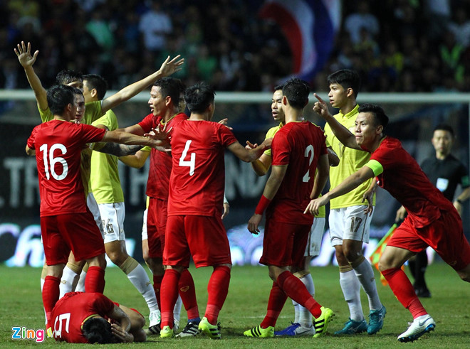 Tat vao mat Van Hau, cau thu Thai Lan nhan 'gach da' cua dan mang hinh anh 2 