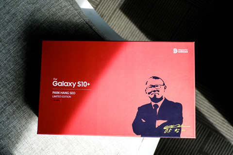 Chi tiet Galaxy S10+ phien ban Park Hang-seo cho fan bong da Viet Nam hinh anh 1