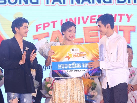 Nêu thông điệp “cứu trái đất”, nữ sinh Hà Nội giành Quán quân cuộc thi tài năng ĐH FPT