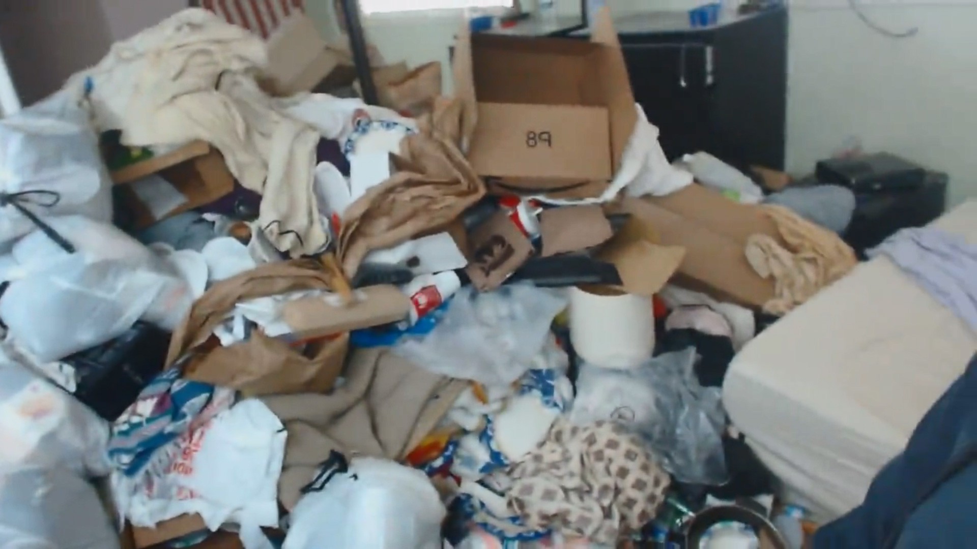 13 năm sống chung với rác, chai nước tiểu và giòi bọ, game thủ livestream cảnh dọn phòng khiến ai cũng buồn nôn - Ảnh 2.