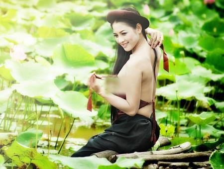 Mua he - thoi diem gioi tre thi nhau chup nude, phan cam voi hoa sen? hinh anh 4