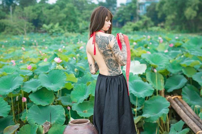 Mua he - thoi diem gioi tre thi nhau chup nude, phan cam voi hoa sen? hinh anh 6