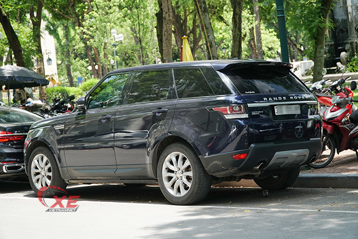 Siêu xe, xe sang đầy phố Hà Nội, đại gia ghé cafe dân vỉa hè mãn nhãn