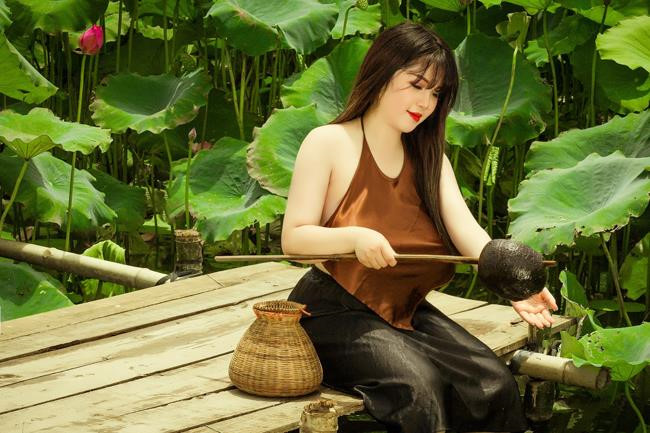 Mua he - thoi diem gioi tre thi nhau chup nude, phan cam voi hoa sen? hinh anh 5