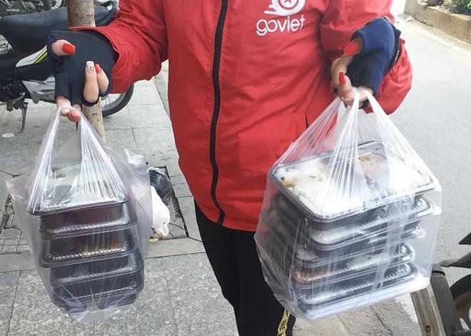 Doc gia 'hien ke' giup cac shipper khong bi bung hang hinh anh 1