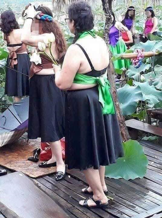 Di chup anh voi sen, nhom phu nu trung nien bat ngo bi 'nem da' hinh anh 1