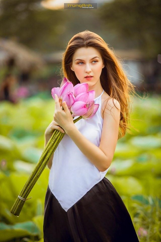 Di chup anh voi sen, nhom phu nu trung nien bat ngo bi 'nem da' hinh anh 4