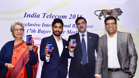 Smartphone An Do dang guc nga tren chinh san nha hinh anh 1