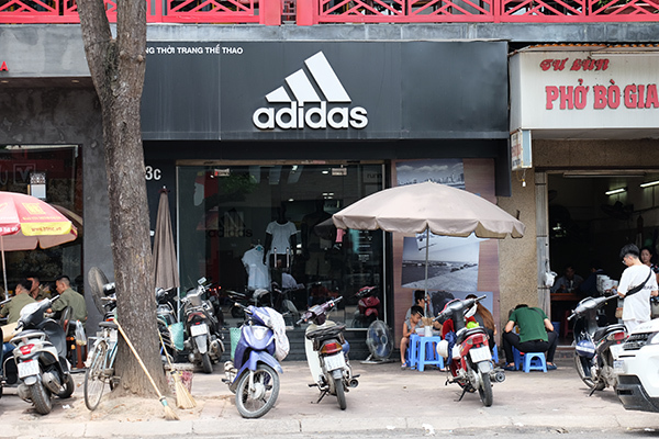 Ham khuyến mãi, nhiều người chia sẻ tin nhắn lừa tặng 3.000 đôi giày Adidas