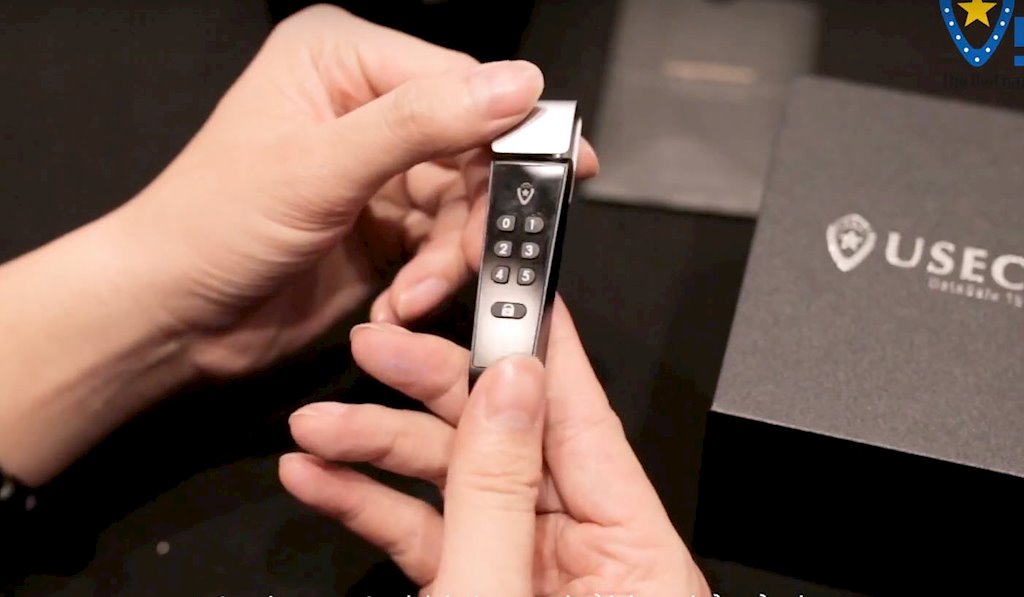 Trên tay thiết bị lưu trữ dữ liệu siêu bảo mật USEC DataSafe 18 | Review thiết bị lưu trữ siêu bảo mật USEC DataSafe 18 | Tất tật về USB siêu bảo mật “Make in Vietnam” của Công ty An ninh mạng Việt Nam