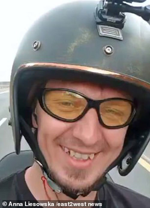 Lái xe 130 km/giờ bằng chân và nhắn tin, blogger nổi tiếng thiệt mạng