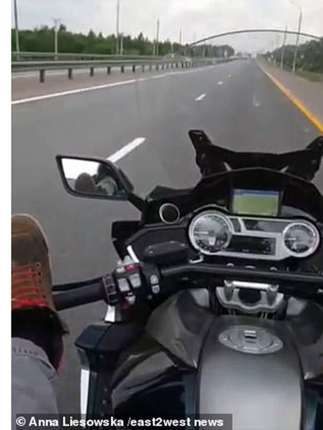 Lái xe 130 km/giờ bằng chân và nhắn tin, blogger nổi tiếng thiệt mạng