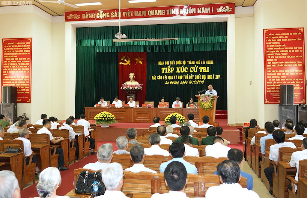 Thủ tướng Nguyễn Xuân Phúc: Mặt trái của mạng xã hội khiến một bộ phận lớp trẻ mất niềm tin | Thủ tướng: Chính phủ đã có một số biện pháp ngăn ngừa tác hại, mặt trái của mạng xã hội