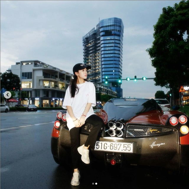 Con gái đầu doanh nhân Phạm Trần Nhật Minh khoe dàn đồ hiệu bên cạnh siêu xe Pagani Huayra đắt nhất Việt Nam - Ảnh 2.