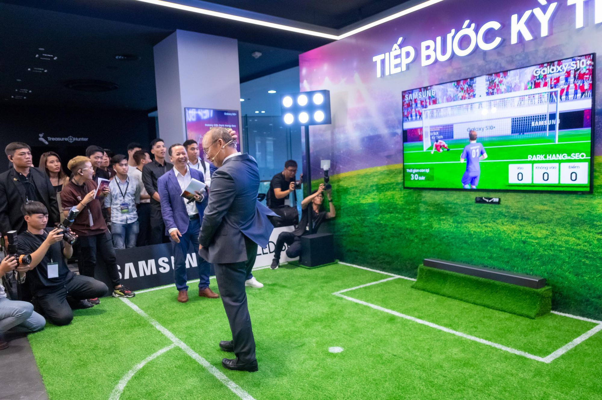HLV Park Hang-Seo gây náo loạn Samsung Showcase trong fan-meeting riêng không thua idol nào - Ảnh 7.