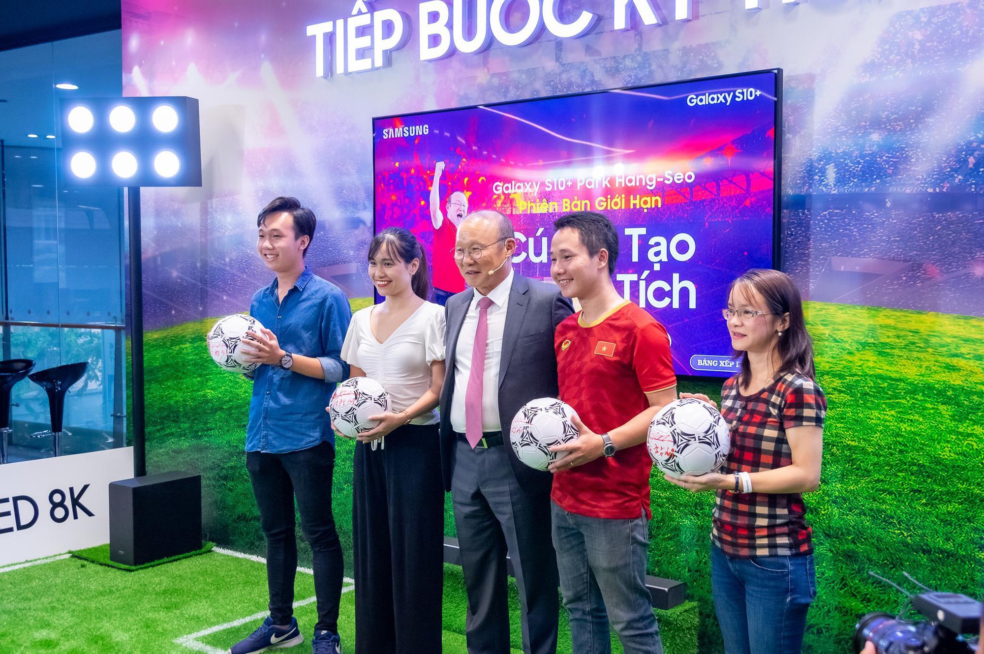 HLV Park Hang-Seo gây náo loạn Samsung Showcase trong fan-meeting riêng không thua idol nào - Ảnh 8.