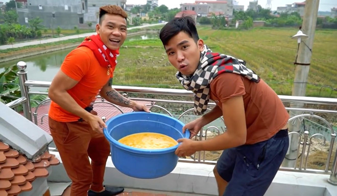 Dan mang buc xuc khi 'dao' duoc clip nem 400 qua trung vao nguoi la hinh anh 1