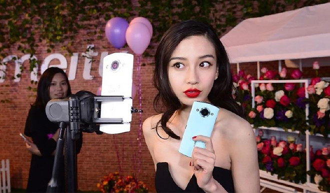 Co gai Trung Quoc bi ‘nem da’ vi mac vay ngan, dong gia giao vien hinh anh 2