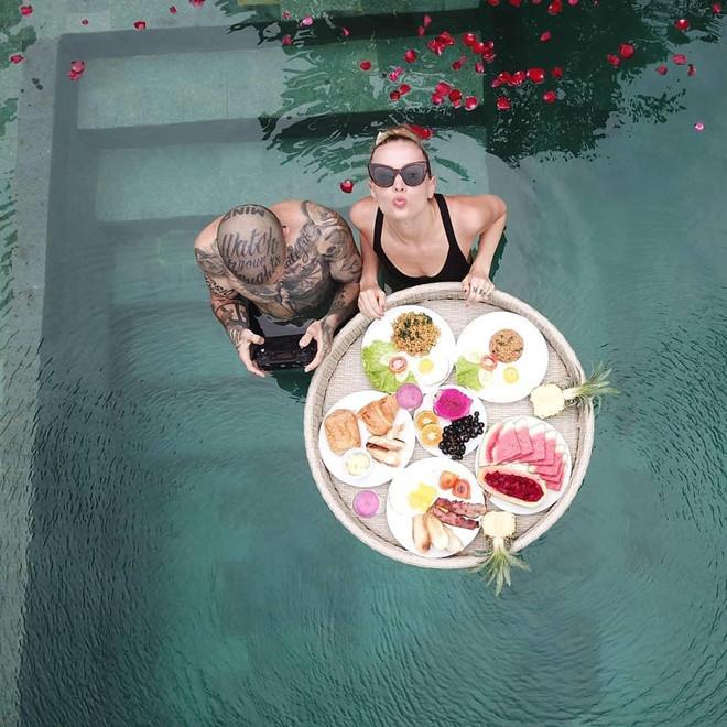 Vo chong nguoi Duc bi 'nem da' vi xin tien dan mang de di du lich hinh anh 2