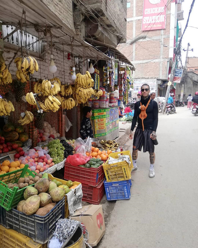 Vo chong nguoi Duc bi 'nem da' vi xin tien dan mang de di du lich hinh anh 3 