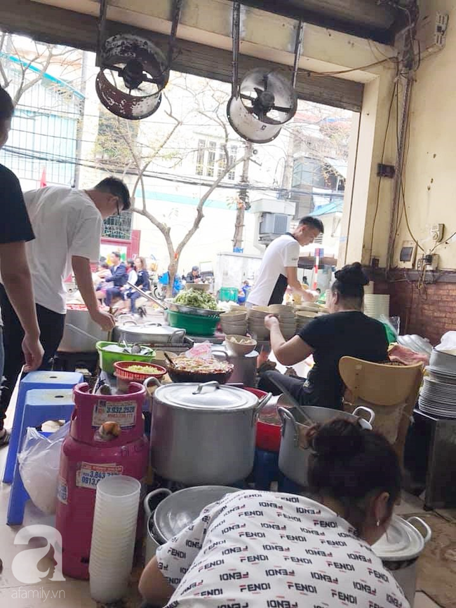 Bún chửi Ngô Sĩ Liên lại bị 'lên thớt' vì bảo khách 'Ra nhà nghỉ mà ăn bún'