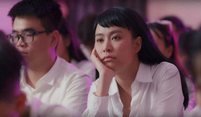 Dan mang thich thu voi 'vu tru van hoc' trong MV cua Hoang Thuy Linh hinh anh 1