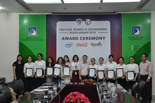 Hiệp hội Thương mại Mỹ trao học bổng cho nữ sinh viên ngành công nghệ cao