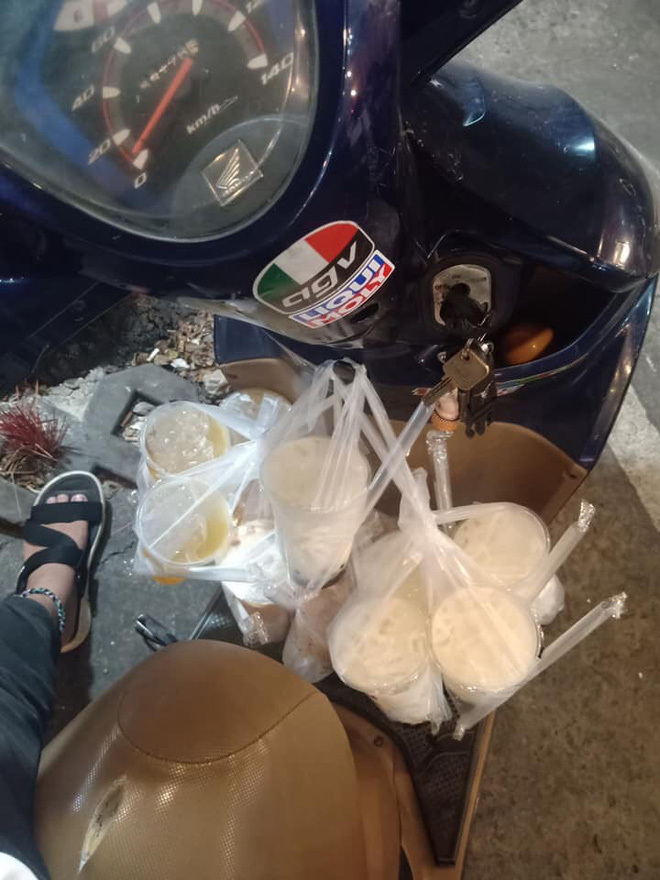 Shipper bị 'bùng' 13 ly trà sữa, danh tính người đặt khiến tất cả kinh ngạc