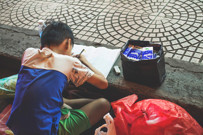 Buc anh me day con hoc bai tren via he khien nhieu nguoi xuc dong hinh anh 3