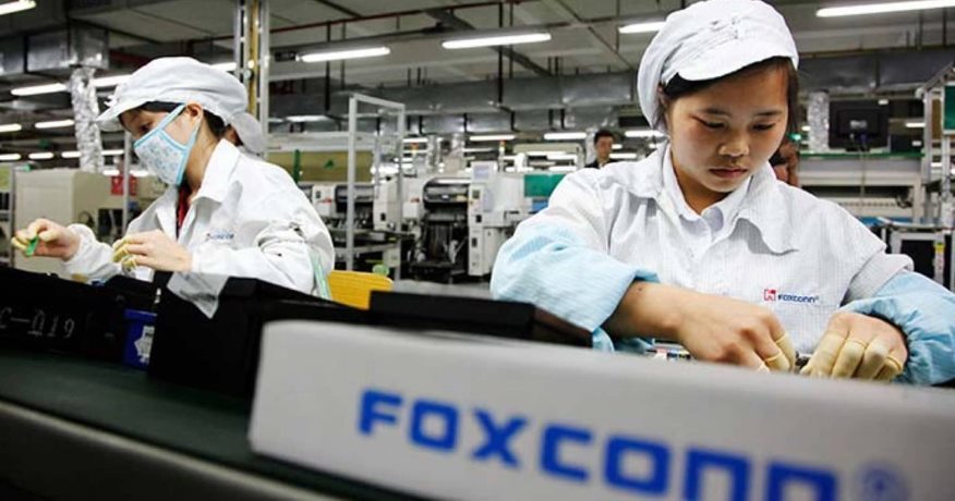 Sáng lập Foxconn khuyên Apple di dời dây chuyền iPhone