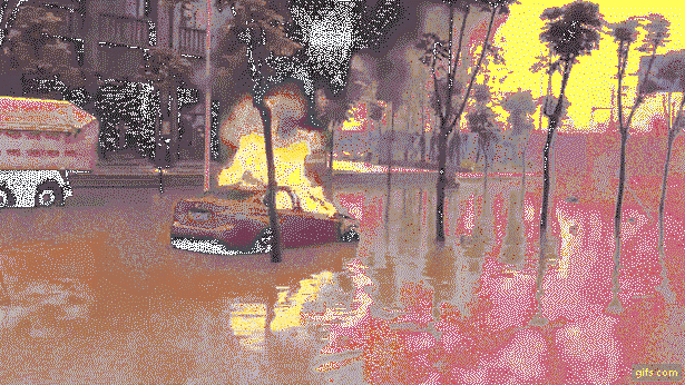 Xe sang BMW cháy ngùn ngụt dưới đường ngập nước