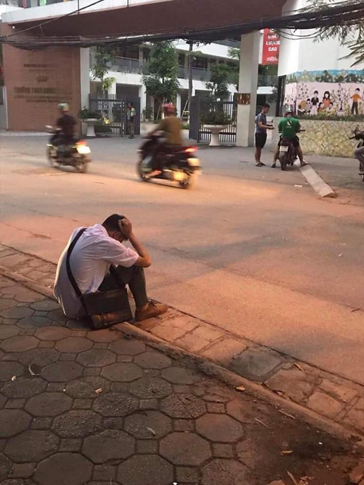 Xôn xao hình ảnh nam sinh ôm đầu lang thang cả đêm ngoài đường không dám về nhà gặp bố mẹ vì không làm được bài - Ảnh 1.