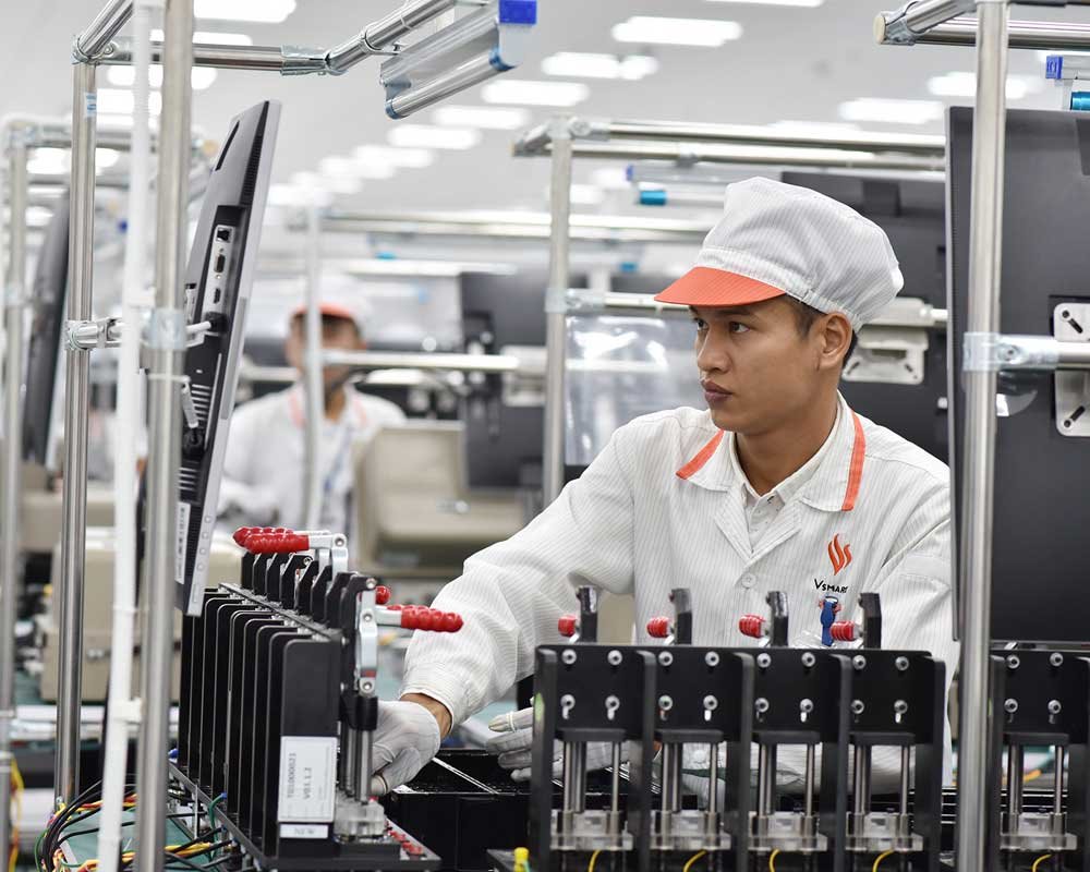 Forbes: Việt Nam đã tự sản xuất điện thoại thông minh, thế tại sao họ vẫn chưa bán được?