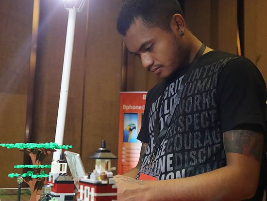 Smartphone Bphone 3 của Bkav chính thức được bán tại 100 cửa hàng ở Myanmar | Bkav chính thức ra mắt Bphone 3 tại Myanmar | Bkav mang Bphone sang chinh phục thị trường Myanmar