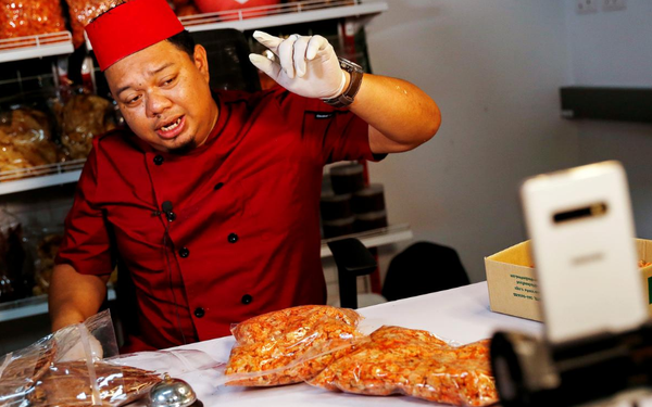 Livestream chính là cần câu cơm của bán hàng online: Chàng trai Thái Lan kiếm gần 1 triệu USD/tháng nhờ livestream bán hải sản quá sống động - Ảnh 1.