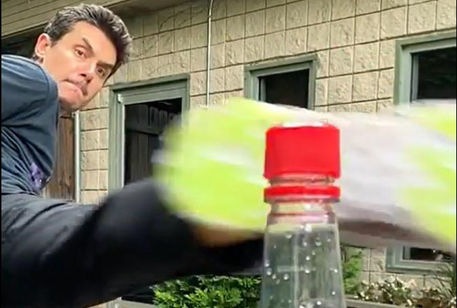 Internet phat sot voi thu thach da xoay mo nap chai hinh anh 3