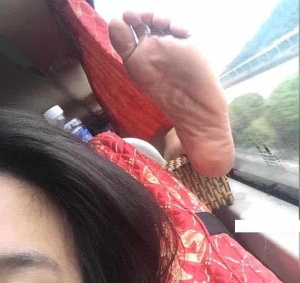 Nhung 'ban chan xau xi' cua hanh khach tren phuong tien cong cong hinh anh 1