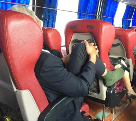 Nhung 'ban chan xau xi' cua hanh khach tren phuong tien cong cong hinh anh 8