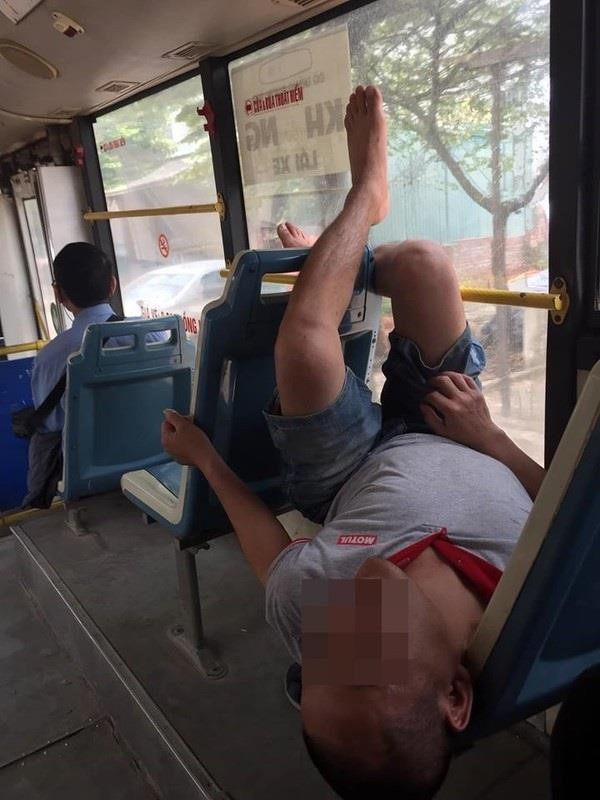 Nhung 'ban chan xau xi' cua hanh khach tren phuong tien cong cong hinh anh 3