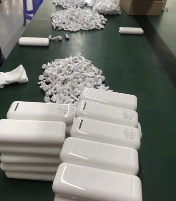 Hộp sạc tai nghe AirPods siêu to khổng lồ có thể khiến bạn không còn lo lắng việc hết pin - Ảnh 2.