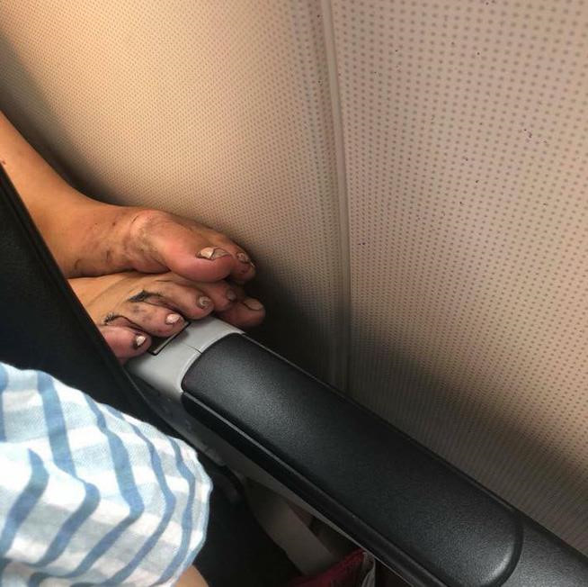 Nhung 'ban chan xau xi' cua hanh khach tren phuong tien cong cong hinh anh 7