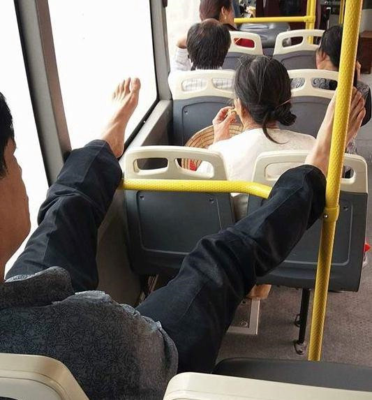 Nhung 'ban chan xau xi' cua hanh khach tren phuong tien cong cong hinh anh 4