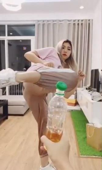 Con gai chuong mon Vinh Xuan bat trend trao luu xoay nguoi da nap chai hinh anh 2