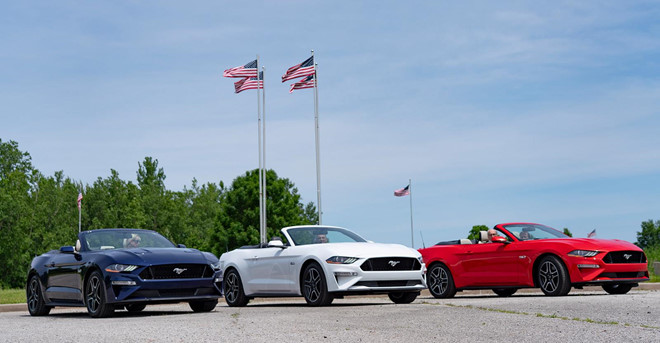 Sinh nhat 80 tuoi, cu ong 'choi lon' tang Ford Mustang GT cho cac con hinh anh 2