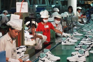 Nike, Adidas, GAP và H&M lo phí gia công tăng cao khi các ông lớn công nghệ ồ ạt vào Việt Nam