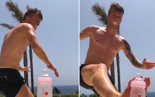 Khi cả thế giới phát sốt với thử thách đá nắp chai, trai đẹp tuyển Đức lại