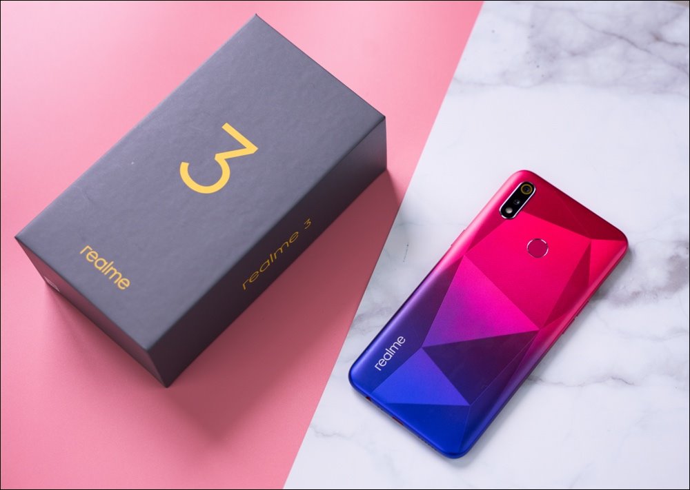 Hình ảnh chi tiết chiếc Realme 3 màu hồng kim cương đẹp mắt vừa ra mắt, giá 3,99 triệu đồng